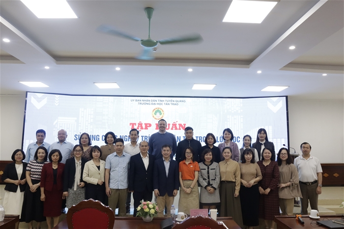 CÁN BỘ TRUNG TÂM THAM GIA CHƯƠNG TRÌNH TẬP HUẤN SỬ DỤNG CÔNG NGHỆ - TRÍ TUỆ NHÂN TẠO TRONG DẠY HỌC